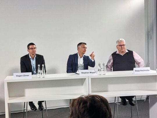 V.l.n.r.: Dr. Hagen Ziemer, CEO Lasertechnik bei Trumpf, Dr. Stephan Mayer, CEO Werkzeugmaschinen bei Trumpf, und Prof. Dr. Sepp Hochreiter, Professor für Bioinformatik an der Uni Linz, bei der Eröffnungspressekonferenz der Trumpf-Hausmesse Intech.(Bild:  Finus/VCG)