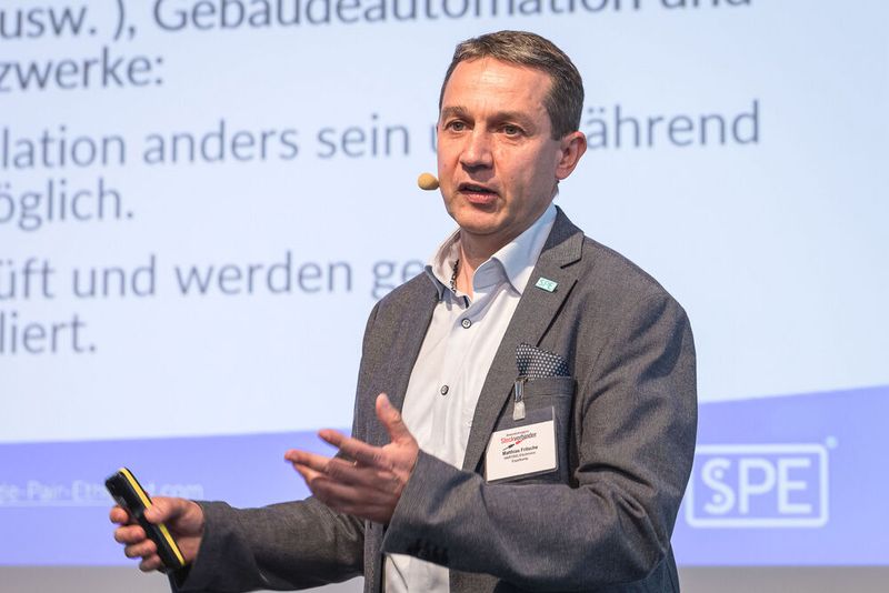 16. Anwenderkongress Steckverbinder: Der SPE-Tag am 4. Juli 2022 zog wieder viele interessierte Zuhörer an. Abgedeckt wurden fast alle Themen im Bereich Single Pair Ethernet vom Standard über das Marktpotenzial, Rückwärtskompatibilität, Schirmung, Messtechnik bis hin zum neuen Standard SPE M12 Hybrid. (Bild: Elektronikpraxis)
