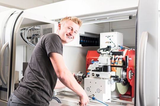 Studer bietet einen in der Schweiz einzigartige Abschluss an: Schleiftechnologie. Diese Schwerpunktausbildung können Polymechanik-Lernende ab dem dritten Ausbildungsjahr wählen.(Bild:  David Schweizer)