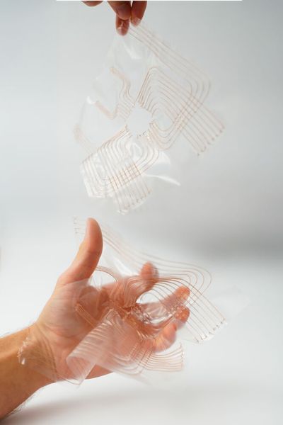 Hochflexible, dehnbare und 3D-formbare Platinen – WEAM-Aufdruck einer Kupferleitung mit 0,1 mm Durchmesser auf einer 0,1 mm dünnen thermoplastischen Polyurethan-Folie. (Bild: Fraunhofer IWU)