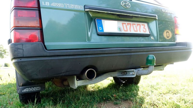 Wichtig für sie war zudem das Thema „Anhängekupplung“ bzw. „Anhängelast“. Hier macht der 1800 seinem Namen alle Ehre: Er kann bis zu 1.800 kg an den Haken nehmen. Ob man diesen bzw. die gesamte Kupplung für einen Tausch des Endtopfs demontieren musste, ist nicht bekannt. (Bild: Dominsky – VCG)