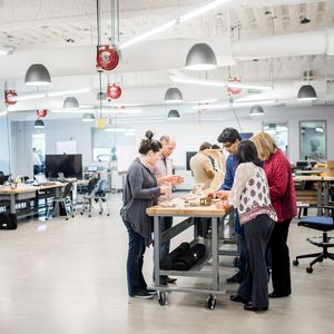 Das 3DEXPERIENCE Lab bietet Innovatoren einen Raum, um kreative Ideen zu verwirklichen.(Bild:  Dassault Systèmes Deutschland GmbH)