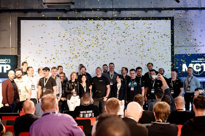 Smile, you`re on camera! Ein fantastischer Abschluss der Konferenz mit allen Speakern, Moderatoren und dem Programmkomitee.  (Bild: Vogel IT-Akademie)