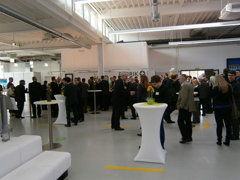 Andrang im Vorführungsbereich des Ideen-Forums bei der Komet Group in Besigheim....nach abgeschlossener erster Vortragsrunde am Vormittag, war bei vielen Gästen erst Mal eine Stärkung angesagt. (Bild: Königsreuther)