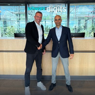Christian Müller, CEO von Schwarz Digits (links) und Vivek Mahajan, CTO bei Fujitsu besiegeln die strategische Partnerschaft der beiden Unternehmen. (Bild: Schwarz Digits)