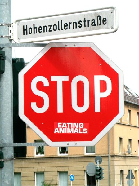 Bild 2: Beispiel für ein manipuliertes Verkehrszeichen [1] (https://upload.wikimedia.org/wikipedia/commons/4/41/Stop_eating_animals_sign.jpg)