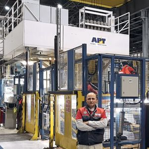 „Es ist ein enormer Vorteil, dass das Unternehmen, das die Anlagen konzipiert und hergestellt hat, auch die Wartung übernimmt, die Funktionen optimiert und uns über Innovationen informiert, die zu kurz- und langfristigen Verbesserungen beitragen können“, sagt Cesare Zeppieri, Press Shop Operational Manager im Werk Cassino. (Bild:  FCA)