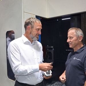 Vereinbarten gemeinsame Tests unter Praxisbedingungen vor Ort (v. l.): Hubert Fischer, Beratung und Verkauf bei Iscar und Franz Königseder, Prozessplanung bei ZF Passau.(Bild:  Iscar)