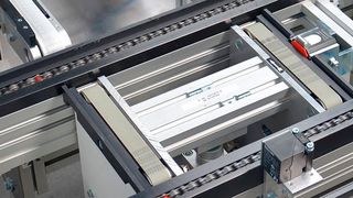 Ausschleusung der Werkstückträger von der Hauptlinie in zwei parallele Querförderstrecken. (Bild: MK)