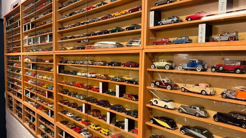 Sammler Rüth ordnete die Modelle konsequent nach Herkunftsländern, Herstellern und der chronologischen Entwicklung der weltweiten Automobilproduktion. So entstand ein automobiles Referenzarchiv im Kleinformat. (Bild: PS.Speicher)