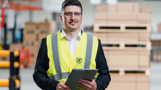 Everton da Silva, Head of Global Operations Excellence bei ZF Aftermarket, gibt Einblicke in die Produktions- und Logistikprozesse.(Bild:  ZF Aftermarket)