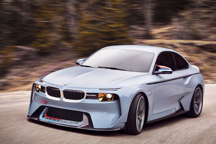 Kompakte Abmessungen, sportliche Proportionen, martialisches Aussehen und ein M2 als technische Basis: Das Showcar 2002 Hommage hat alles, was der Markenspruch „Freude am Fahren“ verspricht. Und: ... (Foto: BMW)