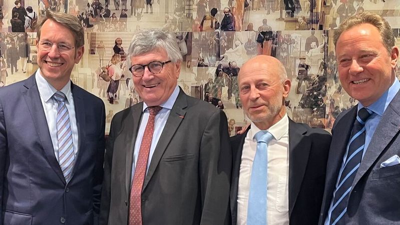 Fusion von Cecra mit AME besiegelt (v.l.): Jürgen Hasler (HGF ZDK und Co-Präsident AME Francis Bartholomé (Präsident Mobilians), Peter Daeninck (Präsident Cecra) und  Xavier Horent (Generaldirektor Mobilians und Co-Präsident AME).  (Bild:  AME)