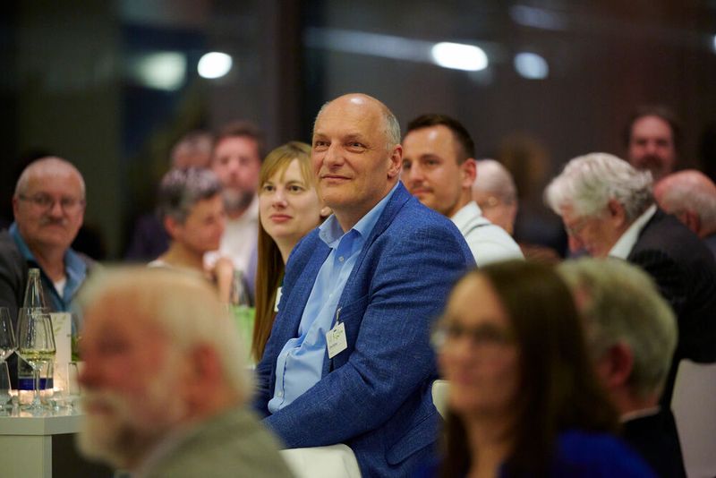 Impressionen vom ELEKTRONIKPRAXIS Frühlingsfest 2023 im Ketterer Kunst mit der Verabschiedung von Johann Wiesböck.  (Bild: © EYE AM CHRIS)