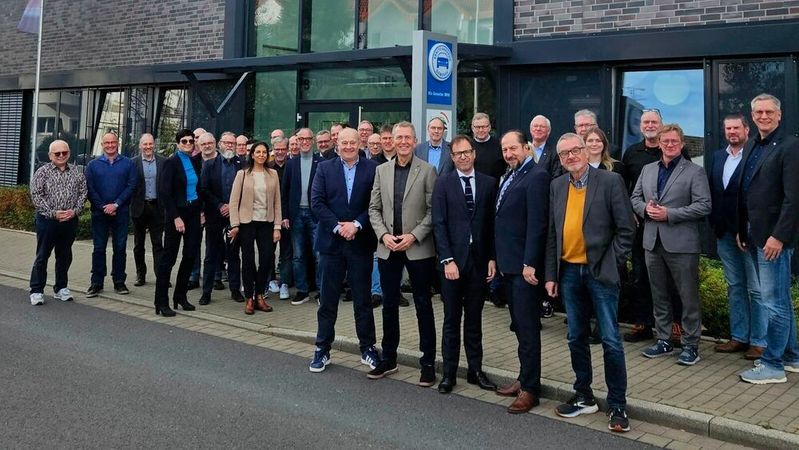 Delegierte Kfz-NRW: vorne (v.l.) Bundesinnungsmeister Detlef Peter Grün, Präsident Frank Mund, ZVK-HGF Jürgen Gros, NRW-HGF Marcus Büttner und Vizepräsident Hermann Bleker.(Bild:  Kfz-Gewerbe NRW)