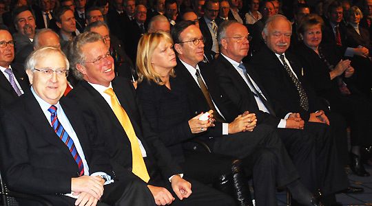 Prominenz in der erste Reihe: Größen aus Wirtschaft und Politik kamen zur 37. Bundestagung des Kraftfahrzeug-Gewerbe. (Archiv: Vogel Business Media)