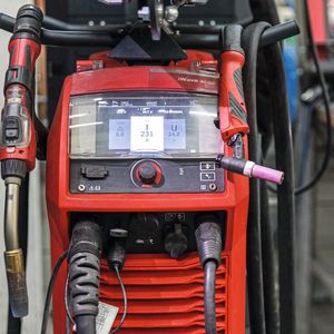 Für den Lagenaufbau wird das MIG-Verfahren eingesetzt, das sich besonders gut für dickere Materialien eignet. Hierbei spielt das Multiprozess-Schweißgerät iWave AC/DC Pro 500i seine Stärken aus. (Bild:  Fronius)