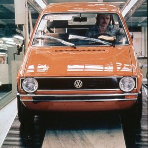 Auf dem Golf ruhten 1974/75 große Hoffnungen, die sich zum Glück für Volkswagen erfüllten. Schließlich brach der Käfer-Absatz trotz des neuen „Super-Käfers“ 1303 mit moderner Federbeinvorderachse spürbar ein. Der Konzern stand vor einer ungewissen Zukunft.(Bild:  Volkswagen AG)
