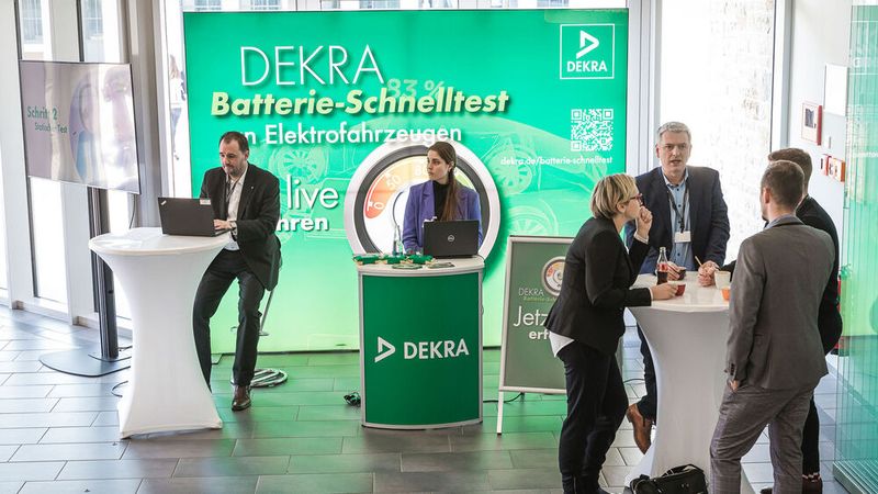 Check-in für den Batterietest: Knapp 60 Kongressteilnehmer nutzten die Chance, den Batterietest live zu erleben. (Bild: Stefan Bausewein)