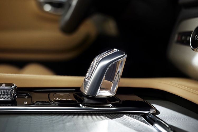 Das reicht von kleinen Gags wie dem gläsernen Wählhebel für die Achtgang-Automatik über die fein gesteppten Sitz-Nähte bis hin zu einer Art iPad, das hochkant in die Mittelkonsole eingepasst ist. (Foto: Volvo)