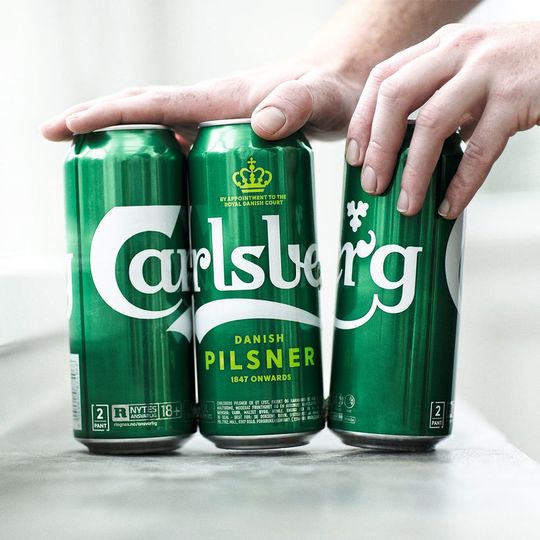 Nachhaltigere Verpackung: Mit Snap Pack werden Carlsberg-Bierdosen in einem Multipack zusammengeklebt.(Bild:  thorbjornfessel.com)