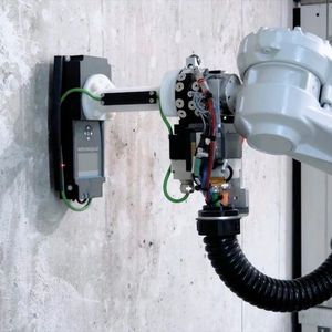 Der R.I.S.E von Schindler legt auch die Positionen für die Bohrlöcher präzise fest, in denen später die Ankerbolzen für das Aufzugssystem installiert werden.(Bild:  Schindler)