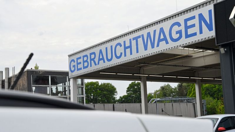 Im vergangenen Jahr zögerten viele Käufer einen Fahrzeugkauf hinaus. Auch 2024 dürfte deshalb im Gebrauchtwagengeschäft nicht einfach werden.(Bild:  Achter – VCG)
