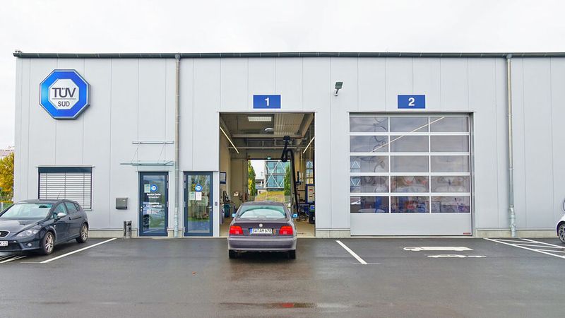 Im hinteren Teil des Werkstatttrakts hat sich der TÜV Süd eingemietet und sorgt für zusätzliche Kundenströme. (Bild: Schreiner/»kfz-betrieb«)
