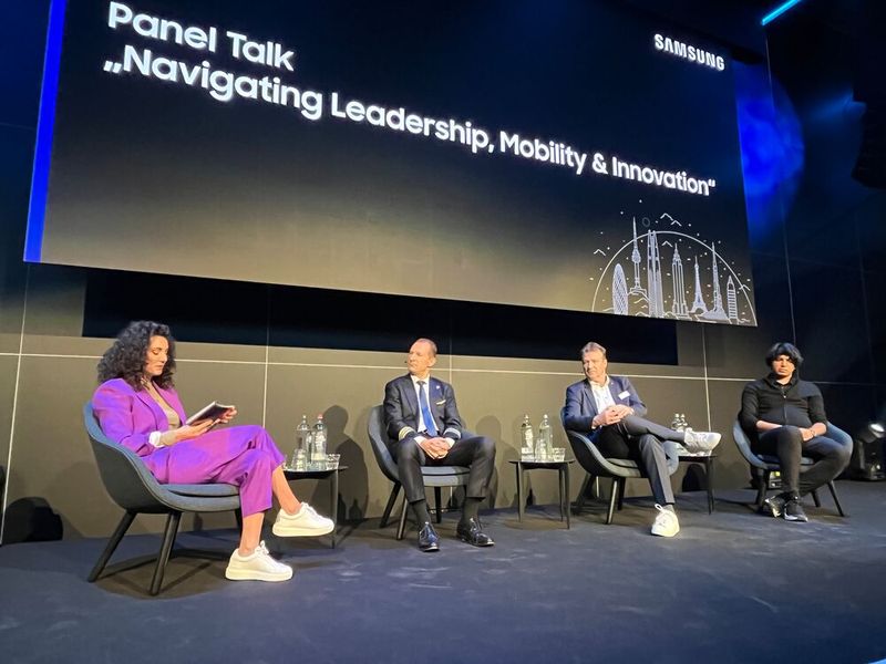 Evren Gezer auf der Bühne mit Philip Keil, Jan-Wolf-Baake und Bilal Zafar (Bild: Vogel IT-Medien)