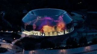 Das neue Gebäude verfügt über eine markante Nullenergie-Medienfassade. Diese zeigt Werke der drei internationalen Künstler Daniel Canogar, Esther Hunziker und Semiconductor. (Bild: iart)