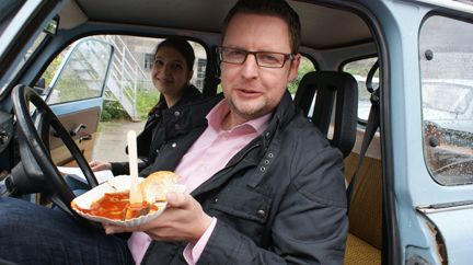 Lecker Berliner Curry Wurst: Oliver Kunz (Media Komtec, vorne) und Andrea Wagner (Also) (Archiv: Vogel Business Media)