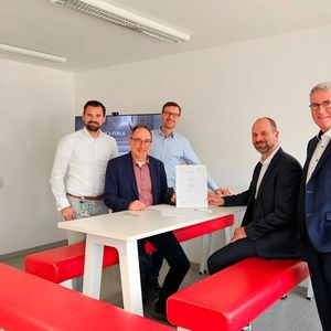 Siemens und Caphenia unterzeichnen den Partnerschaftsvertrag. V.l.n.r.: Nicky Ahnert, Jürgen Giegerich, Frank Knauf (alle Siemens), Dr. Mark Misselhorn, Dr. Andreas Waibel (beide Caphenia)(Bild:  Siemens)