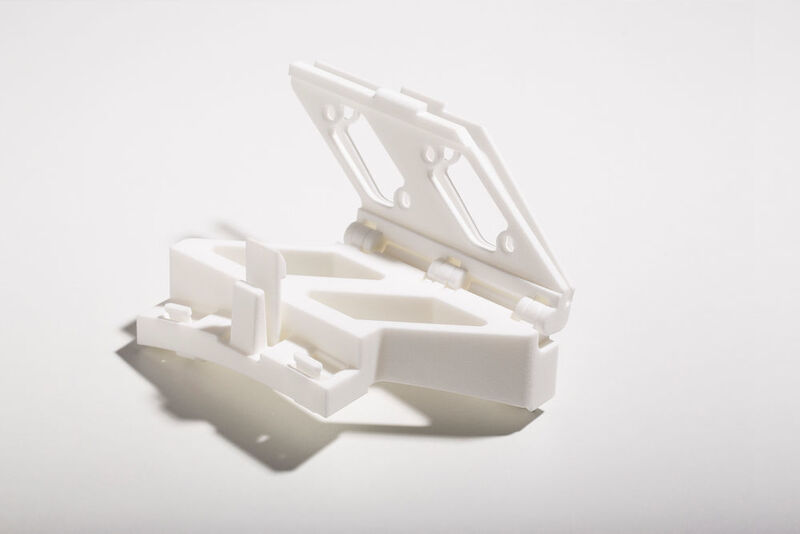 Ein 3D-gedrucktes Vorrichtungsteil ermöglicht einem deutschen Maschinenbauer eine rationellere Produktion. (Bild: 1 zu 1 Prototypen)