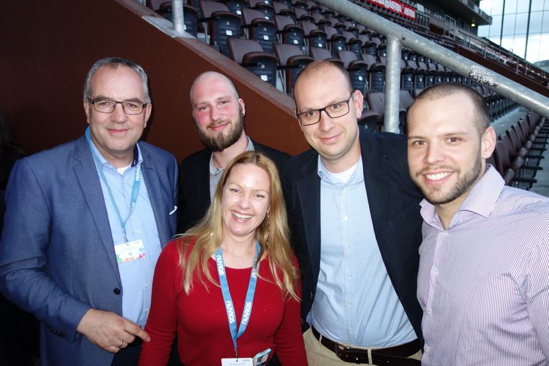 Hannah Lamotte, IT-BUSINESS, mit (v. l.) Thomas Renner, Rene Luttmann, Alexander Kuhlmann und Stefan Wagner, BASYS Bartsch EDV-Systeme. (Bild: IT-BUSINESS)