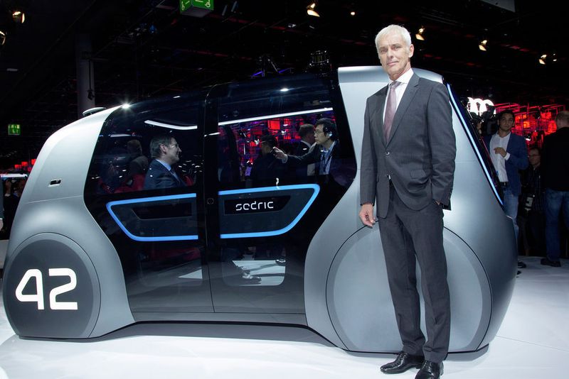 Technologieträger ist unter anderem das Showcar Sedric, das Konzernchef Matthias Müller präsentiert. (VW)