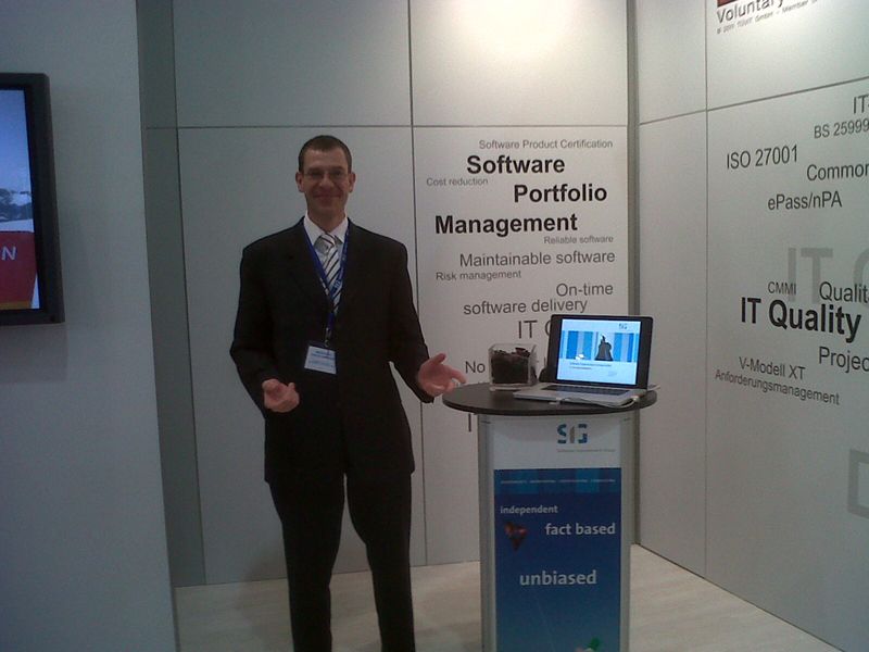 Dr. Christoph Zimmermann, Deutschland-Chef der Software Improvement Group (SIG) erklärt, wie man durch Softwarequalitätsmanagement signifikante Kosten einsparen kann - spannend, auch weil in aller Regel branchenübergreifend umsetzbar!. (Bild: fka)