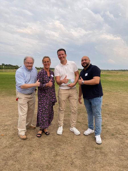 Den Pokal für den Longest Drive bekam Janek Lebrecht, Computacenter (2. v. r.), zusammen im Bild mit Ulrich Hentschke, Evelyn Vogt und Mohamed Adli von Westcon. (Bild: Westcon-Comstor)