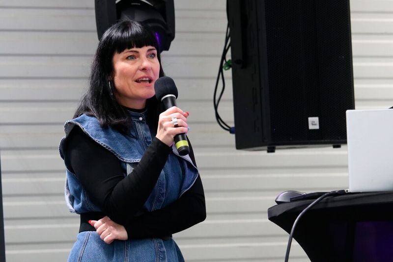 Die Geschäftsführerin des Landesverbandes Baden-Württemberg Isabell Jörg begrüßte die Kolleg:innen herzlich. Sie hatte den gesamten Ablauf organisiert und forderte die Mitgliederversammlung auf, aktiv an den Weichenstellungen für die Zukunft mitzuwirken. (Bild: Jürgen Klasing)