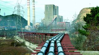 Hydraulischer Transport von Bettasche in einem Kraftwerk in Südeuropa. Die verschleißgeschützte Rohrleitung ist mit 
Schmelzbasalt Abresist ausgekleidet.  (Bild: Kalenborn)