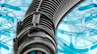 Die e-rib wird einfach auf den herkömmlichen Wellschlauch aufgeclipst. Damit wird dieser stabilisiert und kann sich nur in eine Richtung bewegen. (Igus GmbH)