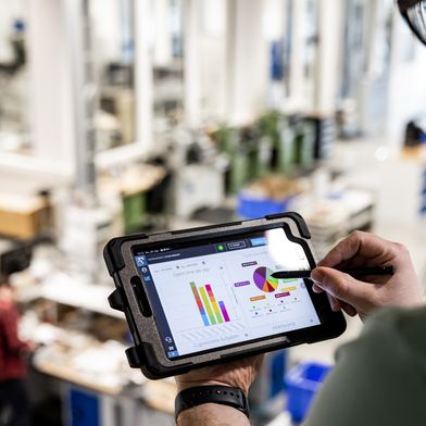 Die Software-Plattform von Evomecs für den gesamten CNC-Fertigungsprozess bietet als neue Option eine integrierte Maschinendatenerfassung (MDE). (Bild: Evomecs )