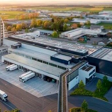Mit der Inbetriebnahme seines neuen Logistikbereichs hat Häfele seine Kleinteilelogistik schrittweise aus dem Bestandsgebäude in den Neubau verlagert. Im Vordergrund ist die 110 Meter lange Brücke zwischen dem Neubau und em bestehenden Versandzentrum zu erkennen. (Bild: Häfele)