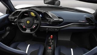 Anders als beim normalen 488 Spider ist vor allem der Innenraum. Hier dominieren besonders Carbon und Alcantara. (Bild: Ferrari)