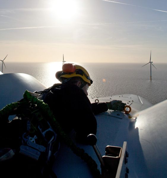 Windenergieanlagen müssen zuverlässig und bei maximaler Leistung arbeiten. Dies gilt an Land ebenso wie unter den rauen Bedingungen auf hoher See. Erfahrene Wind-Servicetechniker von Siemens sowie intelligente Wartungskonzepte helfen dabei, den Regelbetrieb und die Leistung der Windturbinen während der veranschlagten Lebensdauer von bis zu 25 Jahren zuverlässig aufrechtzuerhalten. Für das Offshore-Windkraftwerk Gunfleet Sands I und II vor der britischen Ostküste hat Siemens den Service und die Wartung über einen Zeitraum von fünf Jahren übernommen. Im Frühjahr 2013 hat das Unternehmen zudem zwei Offshore-Windenergieanlage der nächsten Generation mit einer Leistung von sechs Megawatt im Windpark Gunfleet Sands III errichtet. (Bild: Siemens-Pressebild)