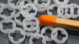 Winzige spritzgegossene Bauteile für ein medizinisches Endoskop, die durch Nanovoxels Know-how mittels 2PP-Druck und Spritzgießtechnik in nur fünf Wochen hergestellt werden konnten. (Bild: Nanovoxel)