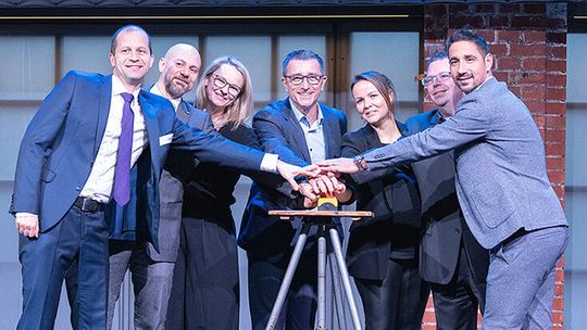 Gaben sich im Marburger Lokschuppen anlässlich des neuen einheitlichen Markenauftritts Innexis ein Stelldichein: die Protagonisten von Infrareal und Pharmaserv.(Bild:  Innexis)