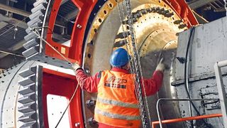 Es ist möglich, die Segmente in zwei Zahnkranzhälften vorzumontieren und so an der Applikation zu befestigen – wie hier im Werk Prachovice. (Bild: Cemex)