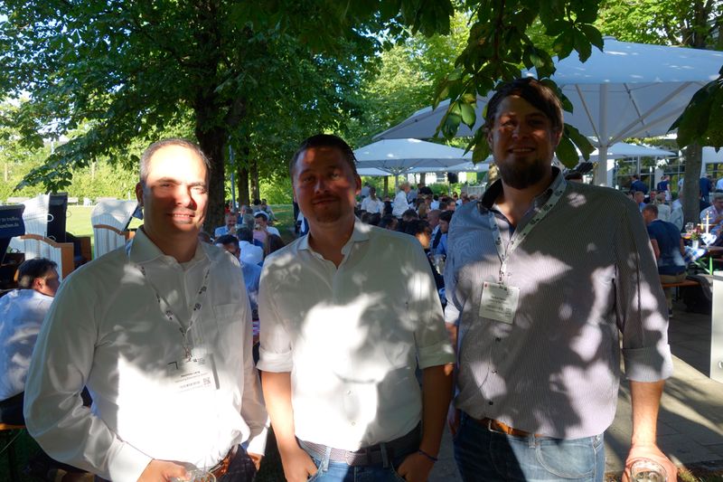 Die Erleuchtung des Tages erhielt (v. l.) Matthias Lang, Samsung, durch Engelbert Földenyi und Markus Feyrer, S&K. (Bild: IT-BUSINESS)