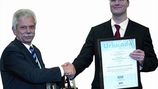 Dr. Reinhard Geissbauer (rechts), Direktor der PRTM Management Consultants GmbH, überreicht den Supply Chain Management Award 2007 und die Urkunde an Josef Röhrle, Leiter des Gerätewerkes Erlangen der Siemens AG.Bilder: Schäfer (Archiv: Vogel Business Media)