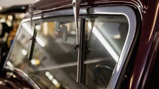 Legt man Getriebe mit einem harten Anschlag,  wie bei dieser Scheiben­wischeranwendung,  entsprechend aus,  erzielt man eine hohe  Lebensdauer. (©Britta Kromand - stock.adobe.com)